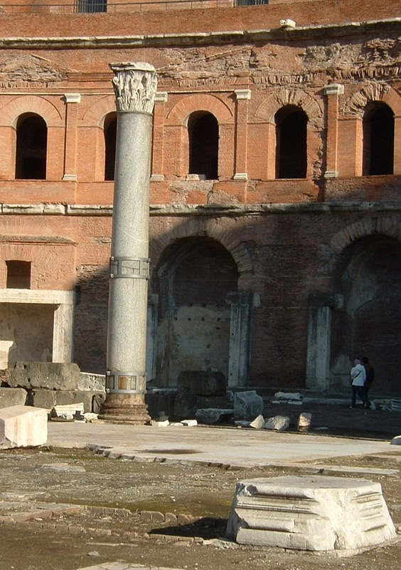 Pillar in Mercati Traianei.jpg